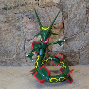 Gigantyczna statuetka Rayquaza, która inspiruje Pokemona - zleca Ci ulubione