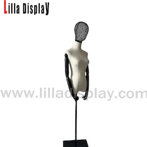 Base nera regolabile Testa in filo nero Lino grezzo Braccia in legno articolate nere Abito manichino femminile Forma Blair