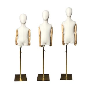 Manichino per bambini in lino bianco con base quadrata in oro regolabile Teo