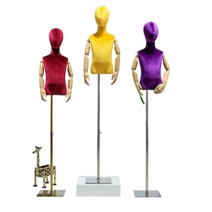 Colori personalizzati base dorata regolabile 4 età braccia articolate in legno di faggio naturale vestito da bambino in velluto da Tito