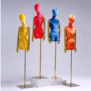 Gepersonaliseerde 99 kleuren fluweel goud vierkante basis goud flexibele armen vrouwelijke jurk met beenvormen Mattina