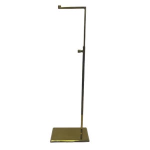 Puede incluir: Un expositor de metal dorado con una base rectangular y un poste vertical ajustable. La parte superior del poste tiene un brazo horizontal. El soporte está diseñado para sujetar y exhibir artículos.