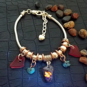 Pulseira deslumbrante de Yooperstone vermelha, 7,5-9 polegadas, sodalita fluorescente, pulseira de vidro de praia. Luz de visualização UV de 365 nm GRÁTIS!!!
