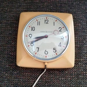Vintage 50&#39;s GE Electric Wall Clock, Yellow Retro Plug In Wall Clock, Electric Farmhouse Wall Clock, Model 20H2