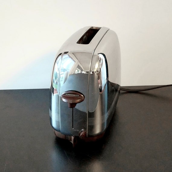 This Japanese Toaster Costs $270. It Only Makes One Slice at a