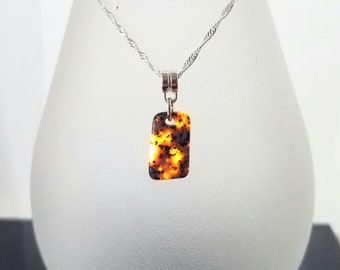 Petit pendentif Yooperstone. Sodalite fluorescente. Lampe de visualisation UV 365 nm GRATUITE !!