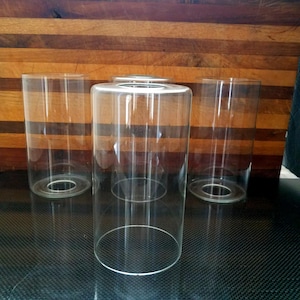 Puede incluir: Un juego de tres tazas de cerámica con un acabado mate moteado. Las tazas son de color crema, gris claro y gris oscuro. Cada taza tiene un diseño simple y minimalista y un asa redondeada.
