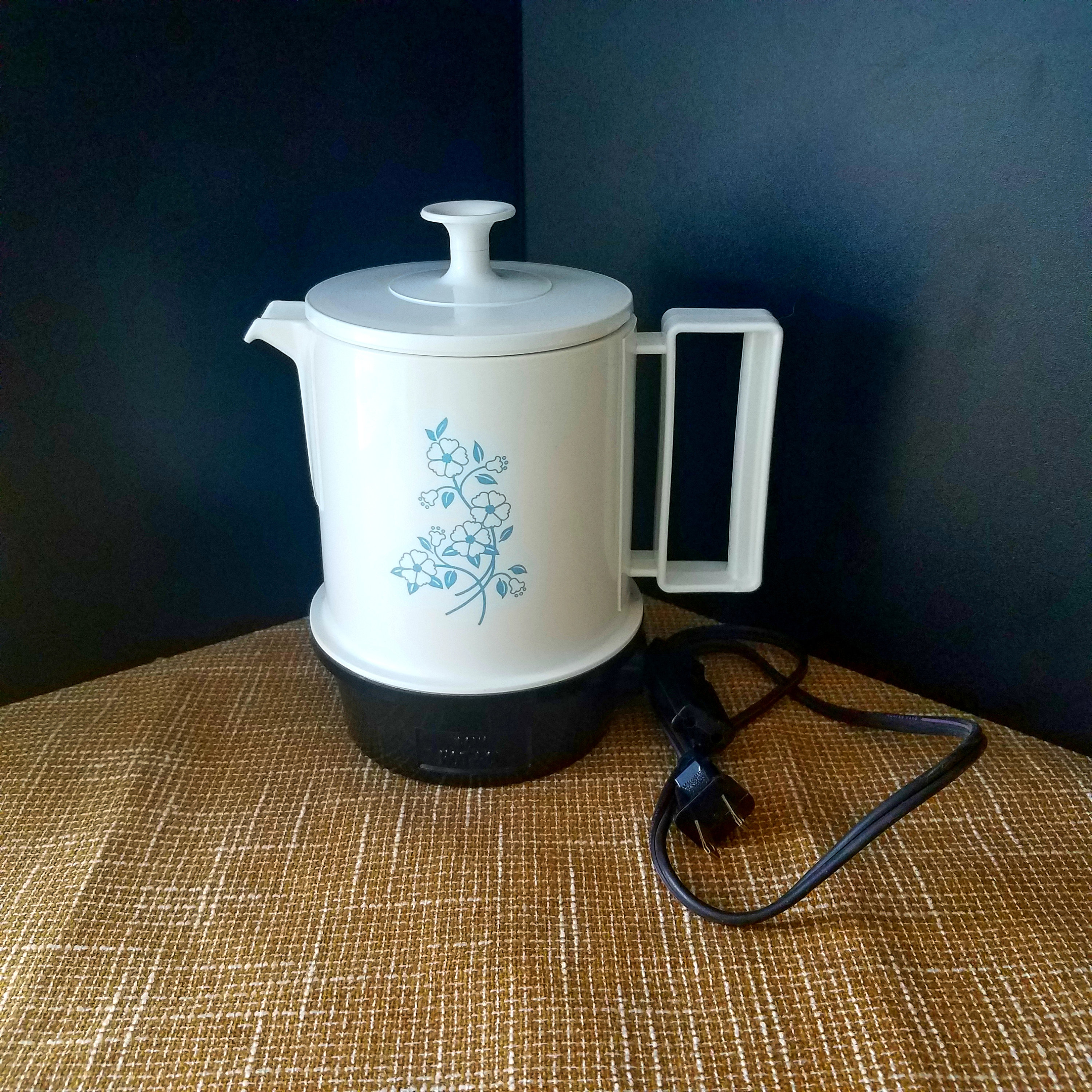 SANYO Tourist Electric Pot, Travel Kettle, Hotel Rooms, Camping, Dorms,  Dual Voltage 120 & 240V, Plug Adapter, Coffee, Tea, Hot Pot, WORKS 