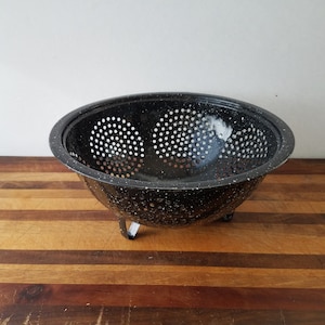 Vintage Black Speckled Enamelware Strainer With Circle Design, Enamel Ware Footed Colander, 9.5 Inches