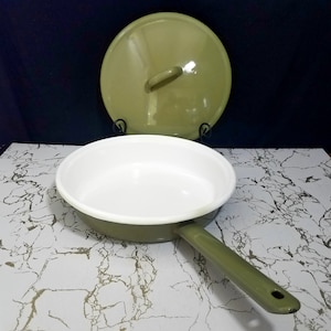 Vintage Olive Green Enamel Ware Skillet with Lid, 9.5 Inch Enamel Saute Pan, 70&#39;s Enamelware, Made in Italy