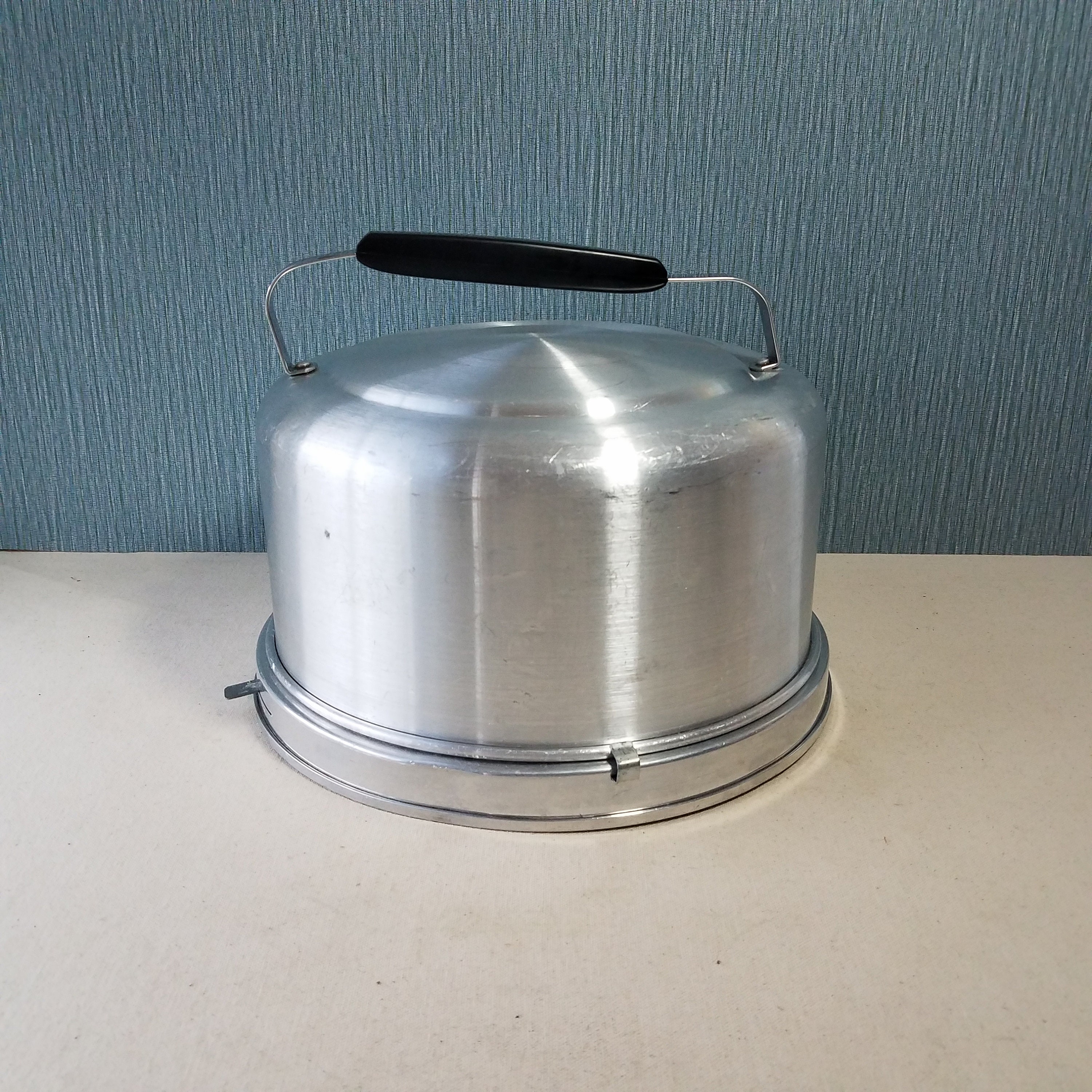 Vintage Mirro Aluminum Locking Cake Pan Carrier 2002 KM -  in 2023