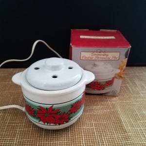 Poinsettia Potpourri Pot with with Lid,  Electric Potpourri Simmer Pot