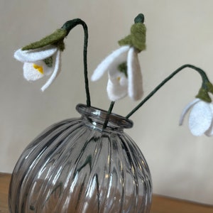 スノードロップの手作りカード、フェルトの花