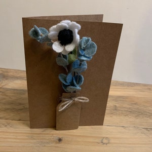Tarjeta de anémona y eucalipto, Tarjeta hecha a mano, Flores de fieltro