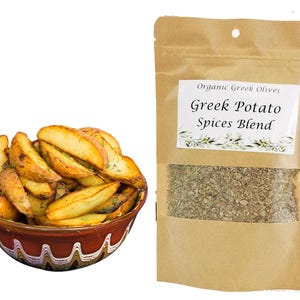 Op de afbeelding: Een bruine papieren zak met een wit label waarop "Organic Greek Olives Greek Potato Spices Blend" staat. De zak bevat een bruine kruidenmix. Links in de afbeelding is een kom met goudbruine aardappelpartjes te zien.