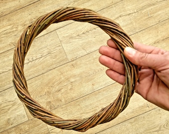Puede incluir: Una corona tejida marrón hecha de ramitas naturales, perfecta para manualidades y decoración.