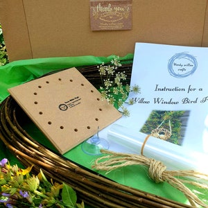 Peut inclure: Un kit pour fabriquer un nichoir &agrave; oiseaux en saule &agrave; poser sur une fen&ecirc;tre. Le kit comprend une base en bois avec des trous, des branches de saule, de la ficelle, une feuille de plastique transparente, des ventouses et des instructions. Les instructions comprennent une photo d'un nichoir &agrave; oiseaux fini.