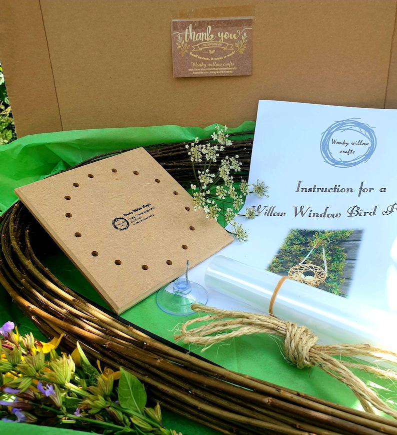 Peut inclure: Un kit pour fabriquer un nichoir &agrave; oiseaux en saule &agrave; poser sur une fen&ecirc;tre. Le kit comprend une base en bois avec des trous, des branches de saule, de la ficelle, une feuille de plastique transparente, des ventouses et des instructions. Les instructions comprennent une photo d'un nichoir &agrave; oiseaux fini.