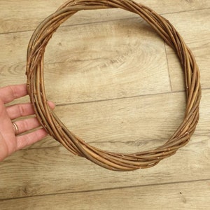Puede incluir: Una corona de mimbre trenzada de color marr&oacute;n, perfecta para manualidades y decoraci&oacute;n.