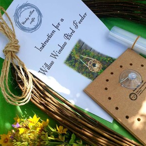 Peut inclure: Un kit pour fabriquer une mangeoire &agrave; oiseaux en saule &agrave; poser sur une fen&ecirc;tre. Le kit comprend des branches de saule, de la ficelle, une ventouse et des instructions. Les instructions sont intitul&eacute;es "Instruction for a Willow Window Bird Feeder".