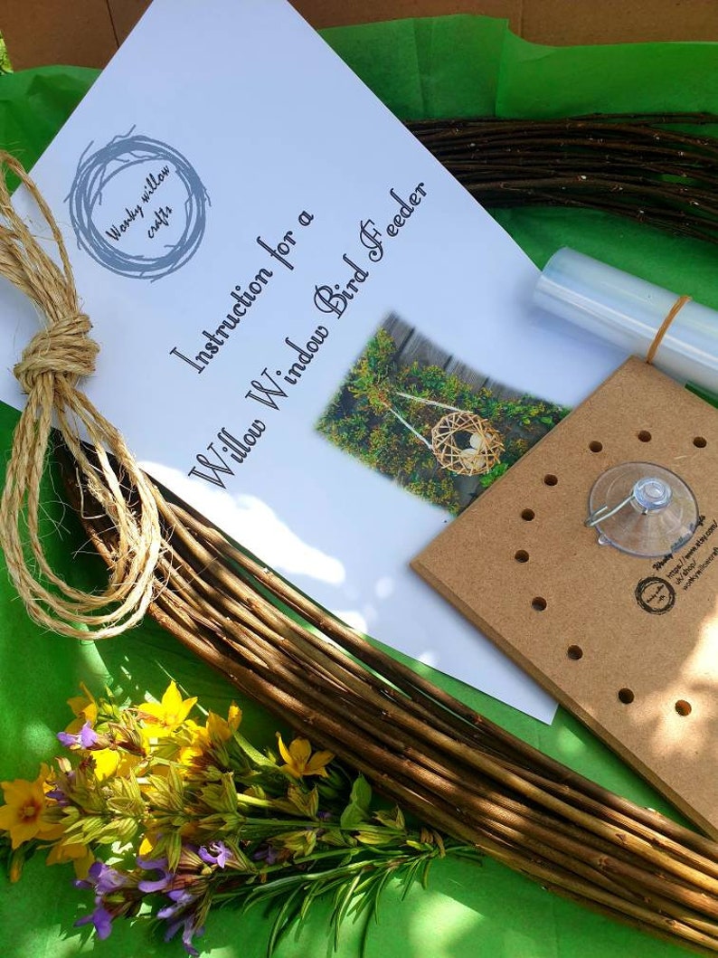 Peut inclure: Un kit pour fabriquer une mangeoire &agrave; oiseaux en saule &agrave; poser sur une fen&ecirc;tre. Le kit comprend des branches de saule, de la ficelle, une ventouse et des instructions. Les instructions sont intitul&eacute;es "Instruction for a Willow Window Bird Feeder".