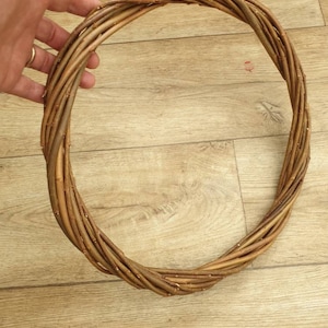 Puede incluir: Una corona de mimbre trenzada de color marr&oacute;n, ideal para manualidades y decoraci&oacute;n.