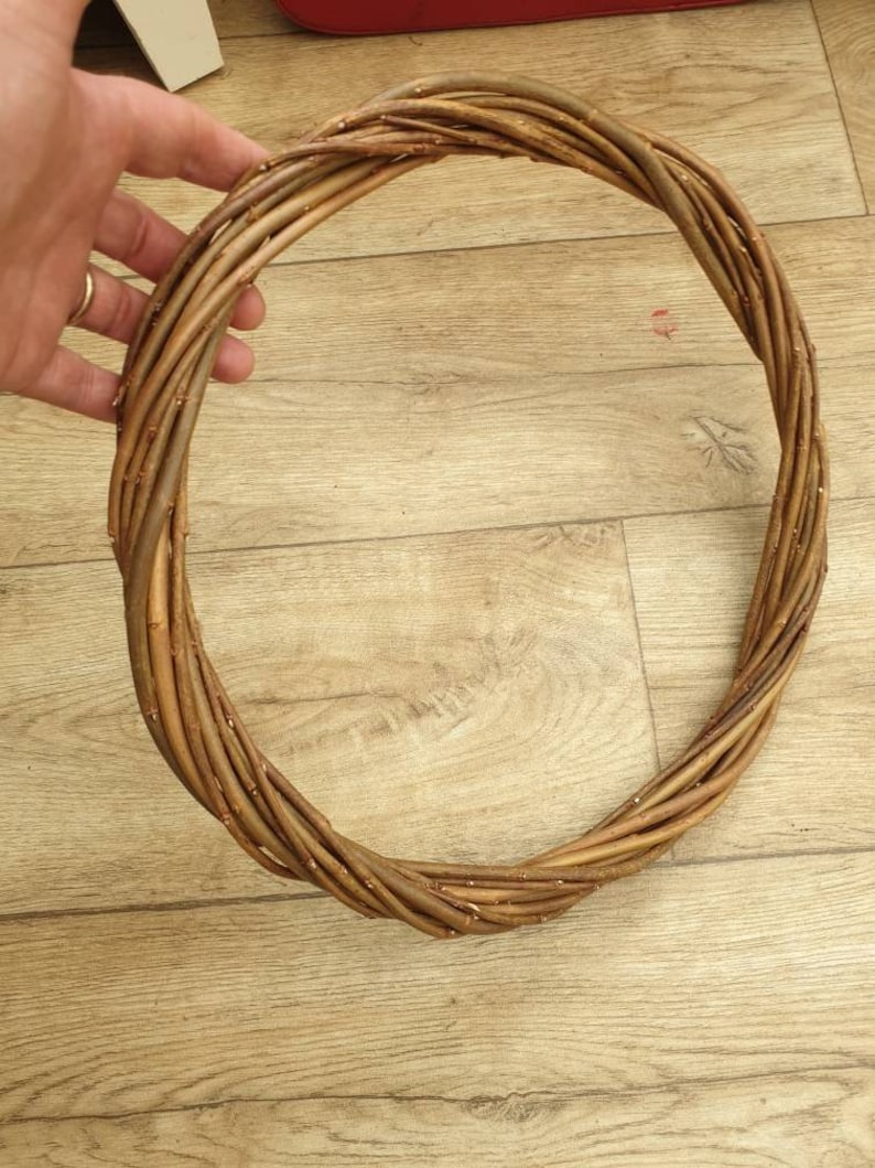Puede incluir: Una corona de mimbre trenzada de color marr&oacute;n, ideal para manualidades y decoraci&oacute;n.