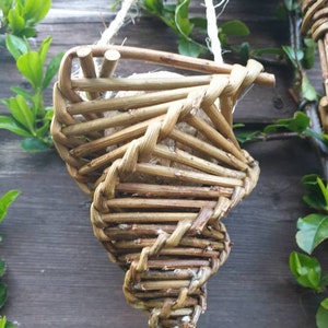 K&ouml;nnte beinhalten: Ein brauner Weidenkorb mit einem Spiraldesign. Der Korb ist aus nat&uuml;rlichen Materialien gefertigt und hat einen rustikalen Look.