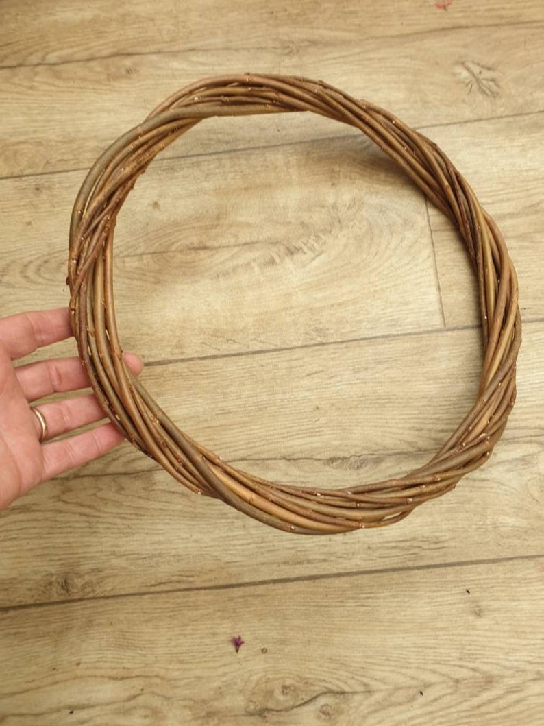 Puede incluir: Una corona de mimbre trenzada de color marr&oacute;n, perfecta para manualidades y decoraci&oacute;n.