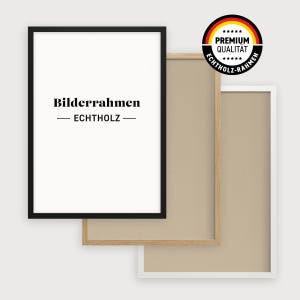 Può includere: Tre cornici per foto di diversi colori e dimensioni. La cornice più grande è nera e ha il testo "Bilderrahmen -ECHTHOLZ-." La cornice centrale è in legno marrone e la cornice più piccola è bianca.