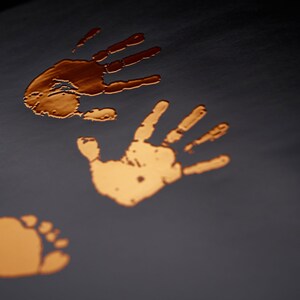 Abdruckposter Hände UND Füße Abdruck Baby, Eltern Geschenk zur Taufe, Geburt, Geburtsdatenposter mit Namen • Personalisiert mit Veredelung