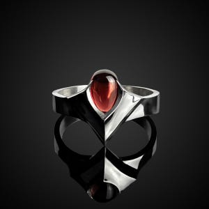 Sanguine ｜ガーネット/ブラックオニキスの指輪 - 925シルバーもしくは10K/14K 純金製リング - 北米カナダの小さな工房で職人が心を込めて1から手作りしています｜ビクトリアン、ダークファンタジー、ゴシック、ヴァンパイア、ドラキュラ｜1月、8月の誕生石