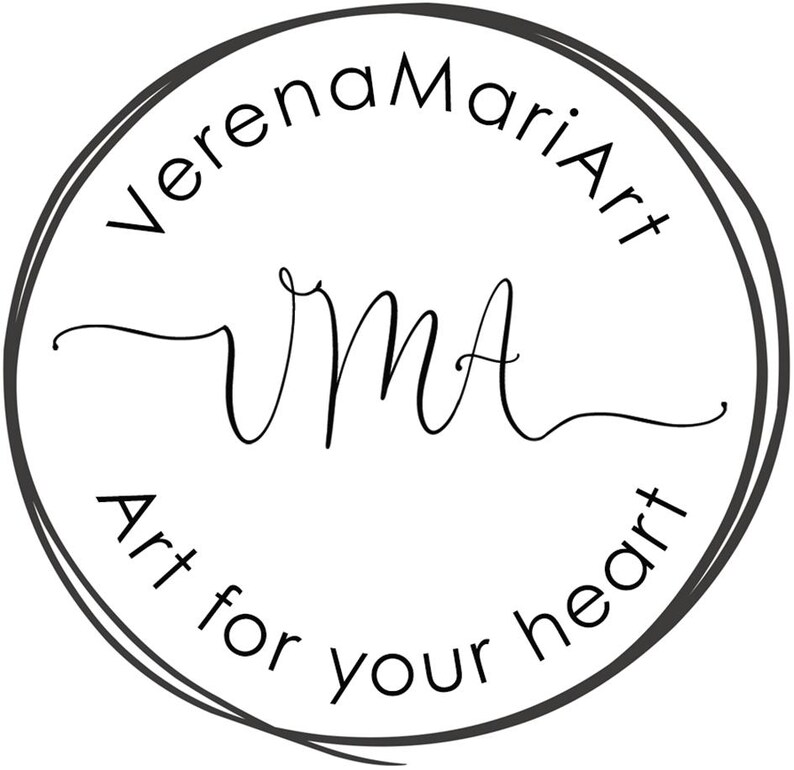 Puede incluir: Logotipo circular con el texto "VerenaMariArt" en la parte superior y "Art for your heart" en la inferior, todo en una fuente negra de estilo manuscrito. Las iniciales "VMA" est&aacute;n en el centro, tambi&eacute;n en negro.
