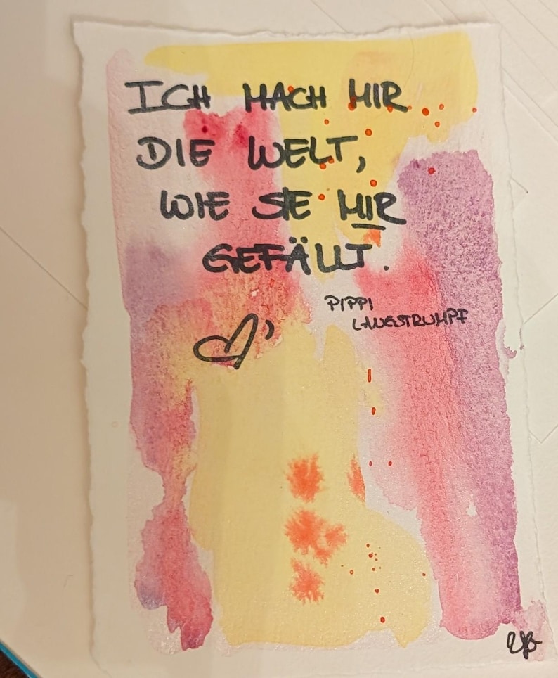 Puede incluir: Obra de arte en acuarela con texto en alem&aacute;n: "ICH HACH HIR DIE WELT, WIE SIE HIR GEF&Auml;LLT." La obra presenta un coraz&oacute;n y el nombre "PIPPI LANGSTRUMPF." El fondo tiene lavados de acuarela amarillos, rosas y morados.