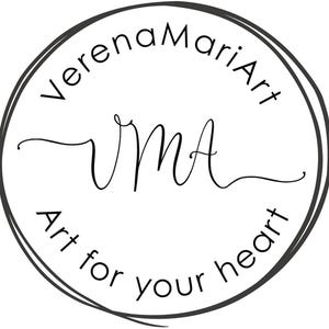 Puede incluir: Un logotipo circular con las palabras "VerenaMariArt" en la parte superior y "Art for your heart" en la parte inferior, ambas en escritura cursiva. Las iniciales "VMA" est&aacute;n en el centro, tambi&eacute;n en cursiva, dentro de un c&iacute;rculo de doble l&iacute;nea.