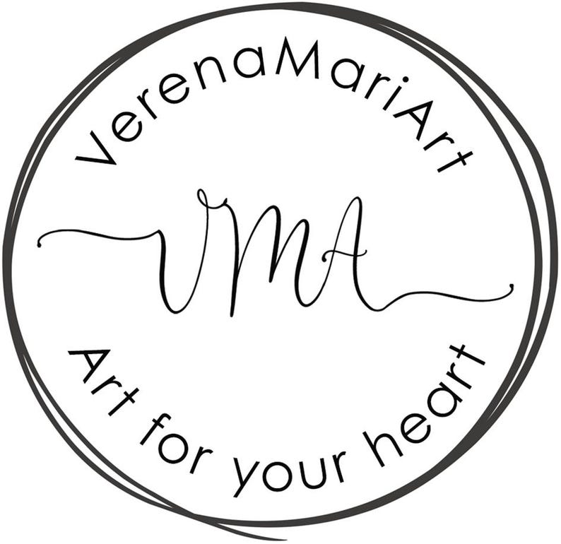 Puede incluir: Un logotipo circular con las palabras "VerenaMariArt" en la parte superior y "Art for your heart" en la parte inferior, ambas en escritura cursiva. Las iniciales "VMA" est&aacute;n en el centro, tambi&eacute;n en cursiva, dentro de un c&iacute;rculo de doble l&iacute;nea.