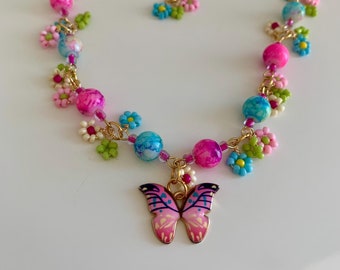Collana con farfalla e perline: ciondolo smaltato, girocollo colorato in stile cottagecore