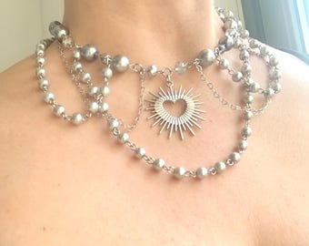 Collana con ciondolo a forma di cuore in argento con fiamme sacre, collana Fairycore, collana di perle grigie Angelcore a strati, gioielli estetici y2k, girocollo Royalcore