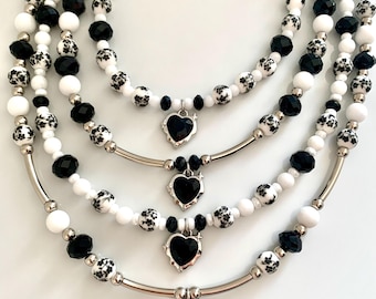 Collana con gemma di giada bianca e nera, collana con ciondolo a cuore in argento e nero, gioielli floreali retrò monocromatici, regalo per lei, girocollo minimalista