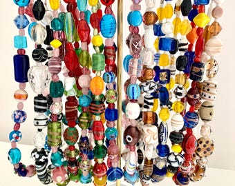 Collana di perline di vetro multicolore alla moda, gioielli con perline spaiate, girocollo boho unico, girocollo di perline di vetro artigianali, gioielli vivaci e vistosi