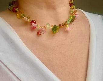 Collana con farfalla e perline: girocollo con perline e motivi floreali in stile cottagecore