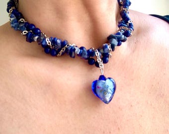 Collana in sodalite di lapislazzuli: ciondolo a cuore blu navy lavorato a lume, pietra preziosa ritorta