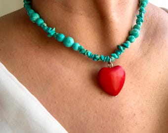 Collana con perline turchesi, collana con cuore rosso, collana con pietre preziose turchesi, ciondolo con cuore rosso, gioielli alla moda con cuore, collana romantica con cuore