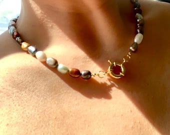 Collana di perle d'acqua dolce multicolore: chiusura a moschettone in oro 18 carati, realizzata a mano.