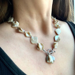 Halsband med naturlig pärlemor, choker med oregelbunden pärla, strandsmycken med bohemiska smycken, skimrande naturligt statement-halsband med knäppning