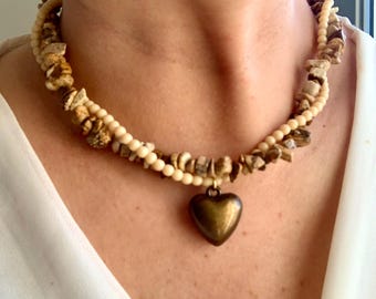 Collana con diaspro dipinto, ciondolo a forma di cuore in bronzo, girocollo intrecciato nei toni della terra, gioielli boho