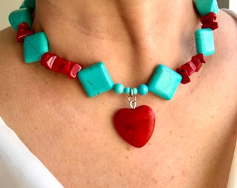 Collana con perline turchesi, collana con cuore rosso, collana robusta in corallo rosso, ciondolo con cuore rosso, gioielli alla moda con cuore, collana romantica con cuore