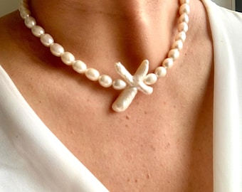 Collana girocollo con perle d'acqua dolce bianche, collana a croce in madreperla, collana da sposa fatta a mano