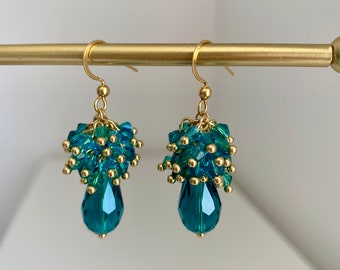 Orecchini pendenti a goccia con cristalli color verde acqua e oro: gioielli con perline blu pavone
