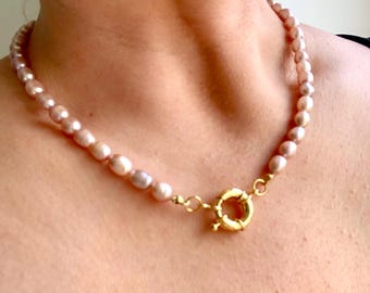 Delicata collana di perle d'acqua dolce rosa: chiusura a moschettone in oro 18 carati